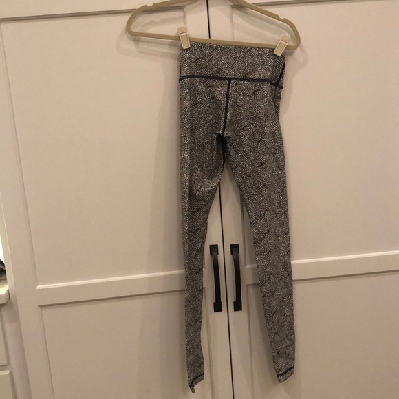 Lululemon leggings size 2 - Picture 2 of 4